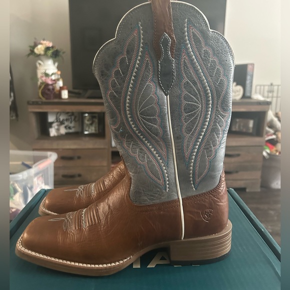 Ariat Women Boots - Picture 2 of 8